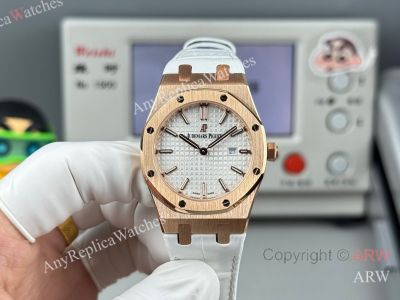 High Quality Replica AUDEMARS PIGUET Royal Oak White Leather Strap White Grande Tasserie Grid Pattern Face Dial Rose Gold Hexagonal Screw Fixed Case Watch 33mm